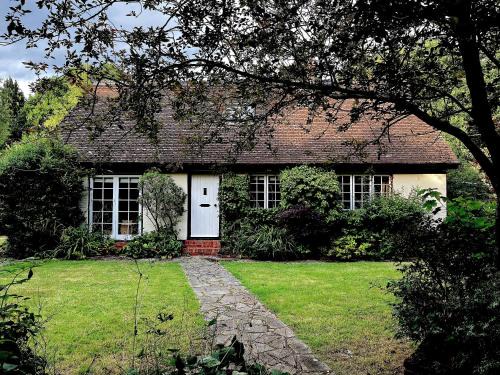 Lingfield House | Idyllic 4-Bed Cottage in Lingfield, Surrey - Pet Friendly