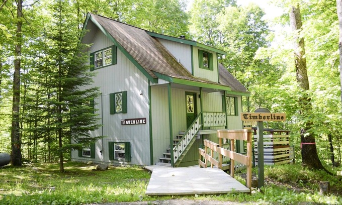 Stambaugh Ski Chalet | Scenic Chalet with Hot Tub & 9.8/10 Guest Ratings