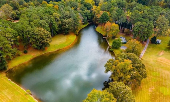 Hampton House | Picturesque Lakeside Escape with Breakfast & Lake View