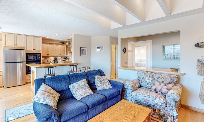 Waitsfield Condo | Scenic Mountain View Condo with Pool, Deck & Fireplace