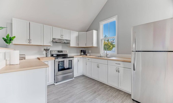 Costigan Apartment | Picturesque Riverfront Retreat with Family-Friendly Amenities