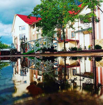 Kosuv Stary Hotel | Pid Yavorom: Family-Friendly Stay with Pool & Restaurant