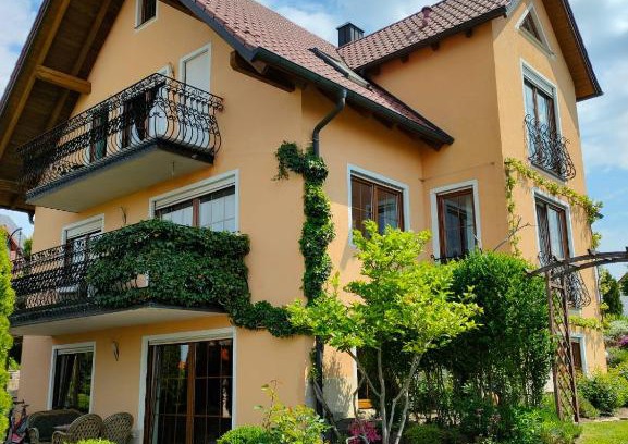 Neunburg vorm Wald Apartment | Discover Piece of Greece: 4-Star Family-Friendly Retreat