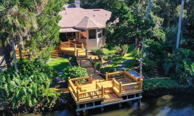 Riverhaven Village House | Idyllic Retreat on the Homosassa River with Pool & Dining