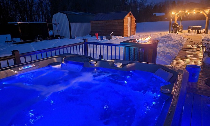 Holcombe Cabin | Idyllic Getaway: Kayaking, Tubing & Private Hot Tub