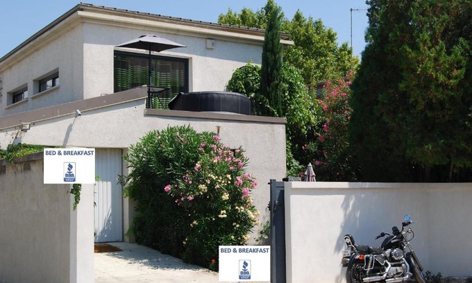 Saint-Pierre Bed & Breakfast | Discover Pied à Terre en Ville: Highly Rated with Breakfast