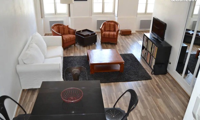 Saintes Apartment | Discover Pied à Terre: Central Location with Pet-Friendly Stay