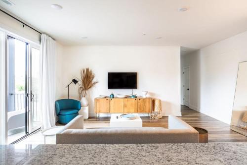 Batesville Apartment | Piedmont Place Suite 301 - Near King Family Vineyards - Mtn Views