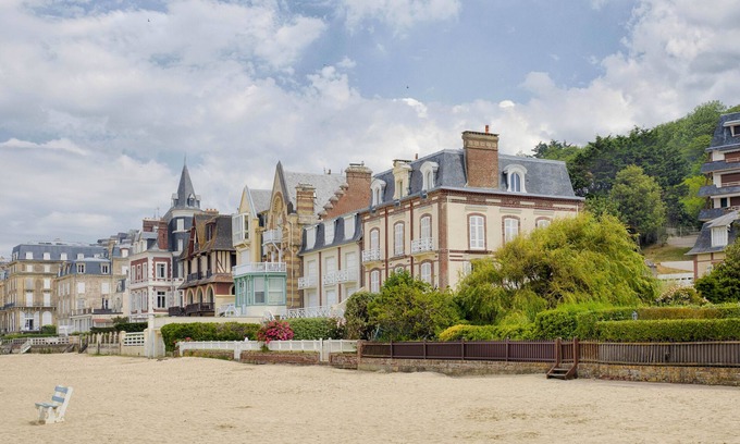 Trouville-sur-Mer Apartment | Oceanfront Escape: Pieds Dans Leau with Spectacular Views