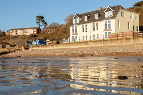 Totland Bay Apartment | Oceanfront Pier View Apartment - Rated 9/10 by Guests