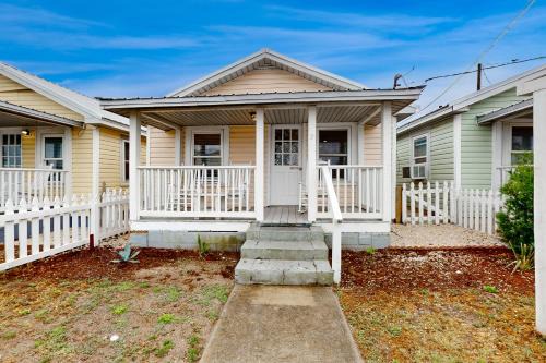 Kure Beach House | Family-Friendly Getaway at Pier View Cottage Unit 2