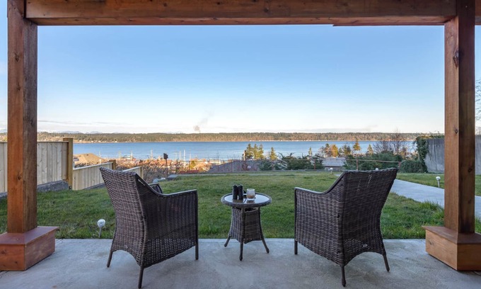Campbell River House | Pier View Suite: Breathtaking Oceanfront Retreat