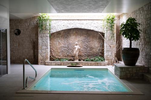 Veglie Bed & Breakfast | Relax at Pietra Viva Suite with Pool & Hot Tub Bliss