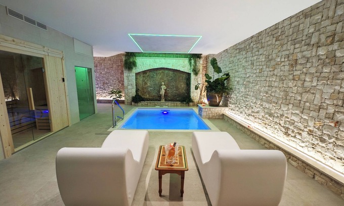 Veglie Bed & Breakfast | Pietra Viva - Relaxing Suite with Pool and Spa Amenities