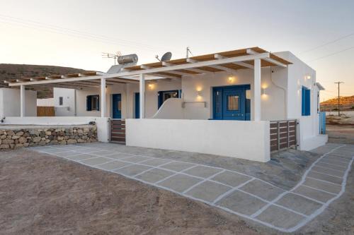 Kimolos House | Oceanfront Pigados Beach Studio: Family-Friendly Getaway