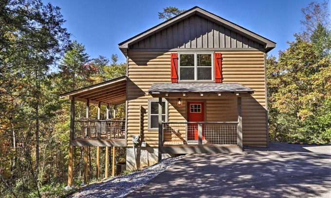 Pigeon Forge House | Cozy Pigeon Forge Cabin with Hot Tub Near Parkway