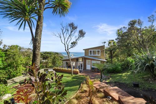 New Lynn House | Escape to Piha: Family-Friendly Holiday Home Retreat