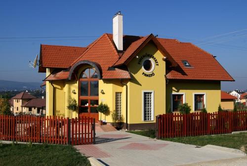 Sopron Bed & Breakfast | Family-Friendly Pihenőkereszt Panzió: Rated 8.2/10!