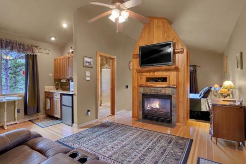 Cascade House | Serene Pikes Peak Guest Cabin with Hot Tub at Rocky Mountain Lodge