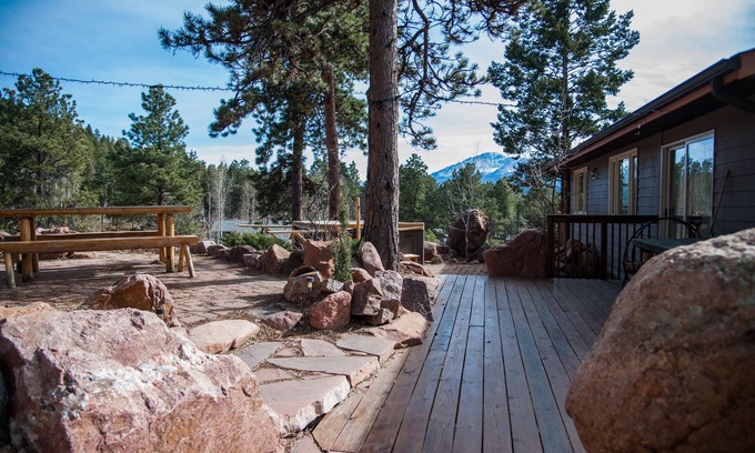 Woodland Park House | Experience Pikes Peak Views at Your Ideal Mountain Inn