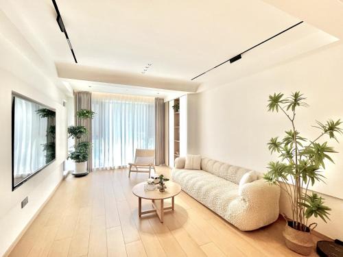 Yongding Apartment | Stylish Three-Bedroom Apartment with Oceanfront Views