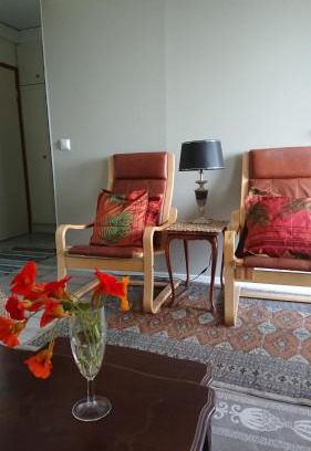 Keuruu Apartment | Cozy Pikkukoti Ukki with Oceanfront Views & Breakfast