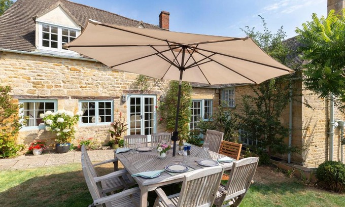 Bourton-on-the-Hill House | Welcoming Pilgrim Cottage: 4-Star Family-Friendly Retreat