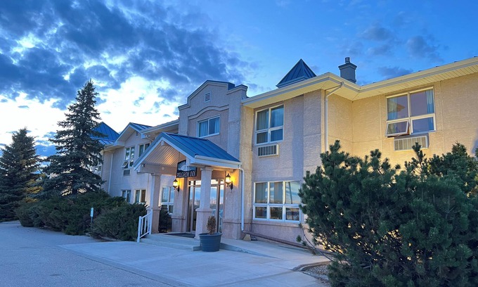 Caronport Hotel | Comfort at Pilgrim Inn: Rated 9/10 with Family-Friendly Perks