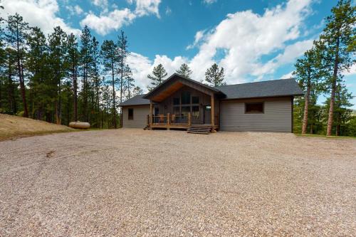 Deadwood House | Relax at Pillar Peak Perch with Hot Tub and Family Fun