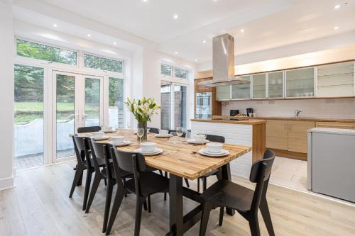 Manchester House | Family-Friendly Pillo Rooms: 4 Bedroom House by Heaton Park