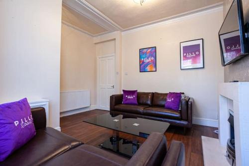 Walkden House | Cozy 2 Bedroom House at Pillo Rooms by Bridgewater Canal