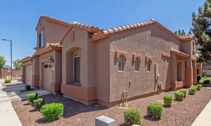 Chandler House | Convenient Stay at Pilot's Lounge Near Chandler Airport