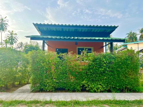 Ko Pha-ngan Hotel | Budget-Friendly Pim Bungalow: Family-Friendly Retreat