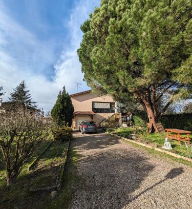Marmande Apartment | Exceptional Stay at Pin Parasol with Family-Friendly Amenities