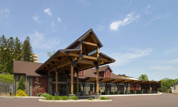 Mechanicsville Hotel | Delightful Pine Barn Inn: Top-Rated Stay with Great Amenities