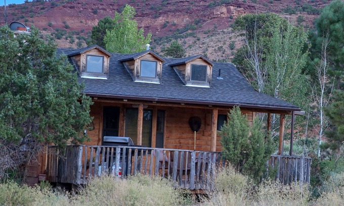 Torrey House | Cozy Pine Cabin: Pet-Friendly Retreat with Wi-Fi