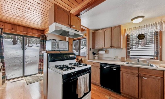 Black Bart Ski Chalet | Inviting Pine Cone Cabin: Steps from Heavenly & the Lake