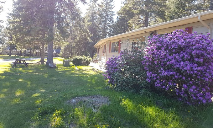 Penobsquis Hotel | Cozy Pine Cone Motel: Family-Friendly with Breakfast Included