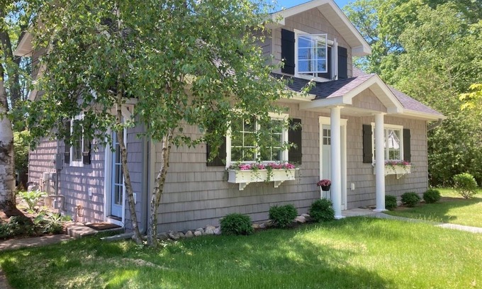 Harbor Springs Cottage | Pine Corner Cottage: Renovated Retreat in Harbor Springs