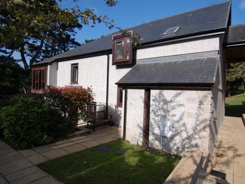 Maenporth House | Relax at Pine Cottage: 4-Star Retreat with Private Pool