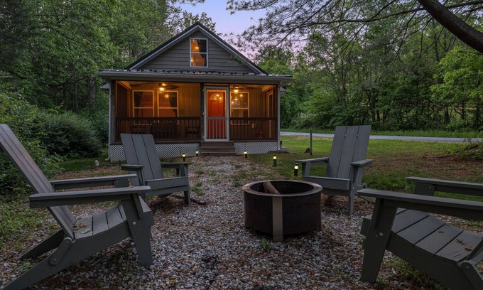 Nellysford Cottage | Experience Pine Cottage: Hot Tub & Prime Location in Nelson