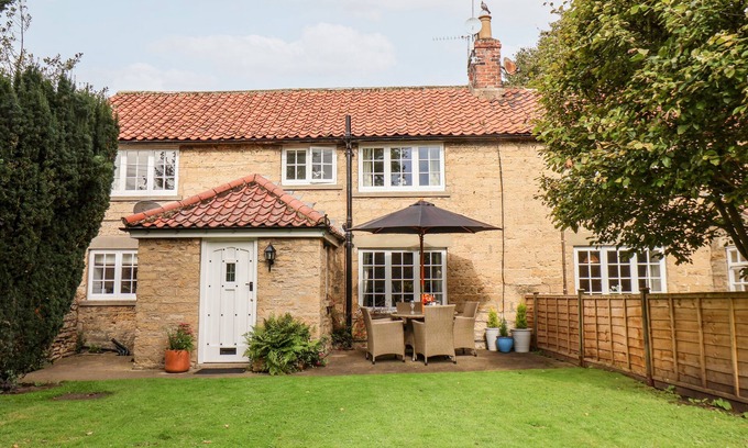 Snainton Cottage | Pet-Friendly Pine Cottage: 10/10 Rated Country Retreat