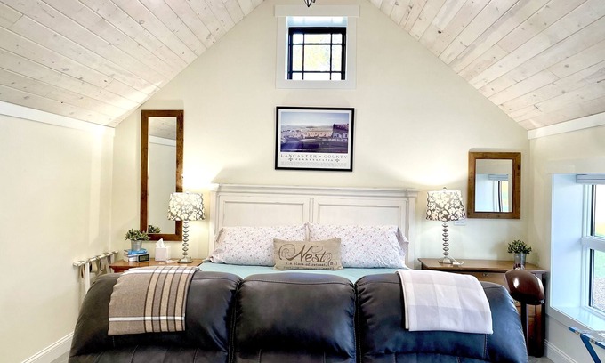 Cascade Township Cottage | Relaxing Pine Cove Cottage Near Mayo with Spa & Breakfast