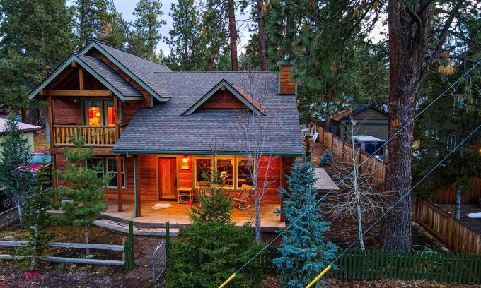 Sisters Cabin | Cozy Pine Grove Cabin in Sisters, Oregon - Guest Rated 10/10