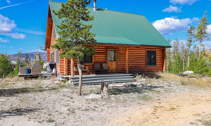 Grand Lake Cabin | Ideal Pine Harbor Log Cabin: Pet-Friendly Retreat Awaits