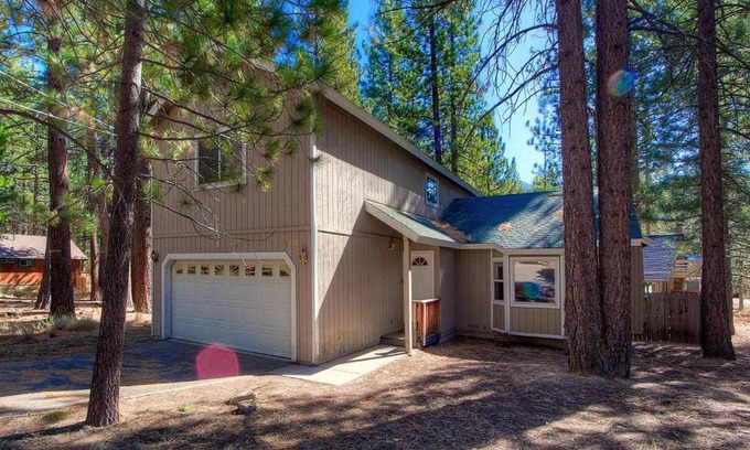 Pioneer Trail House | Discover Pine Haven: Ideal Lake Tahoe Getaway with Kitchen