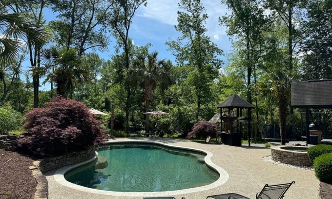 Griffin House | Relaxing Retreat at Pine Hill Estate with Family Amenities