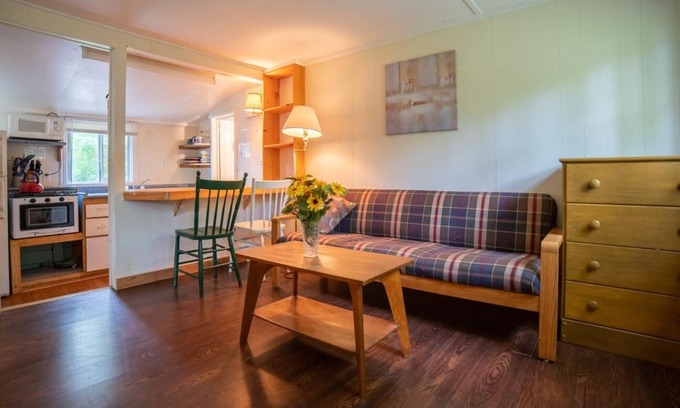 Gravenhurst Cottage | Relaxing Pine Lake 1-Bedroom Cottage #1 "White Pine"