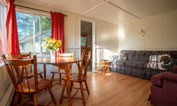 Gravenhurst Cottage | Cozy Pine Lake Cottage #3 "Sugar Pine" - Family & Pet Friendly