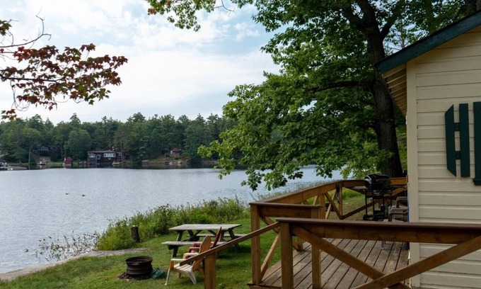 Gravenhurst Cottage | Cozy Retreat at Pine Lake: Studio Cottage #8 "Jack Pine"